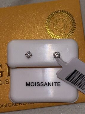 Moissanite Stud Earrings - White - Global Gemological Research Academy